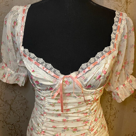 NEW WITHOUT TAGS For Love & Lemons White Floral Ruched Mini Dress XS - Picture 4 of 6